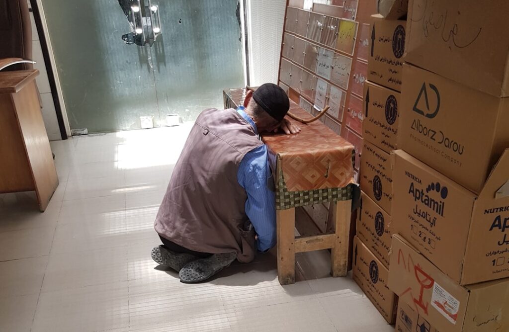 引っ越し準備に追われる部屋のイメージ