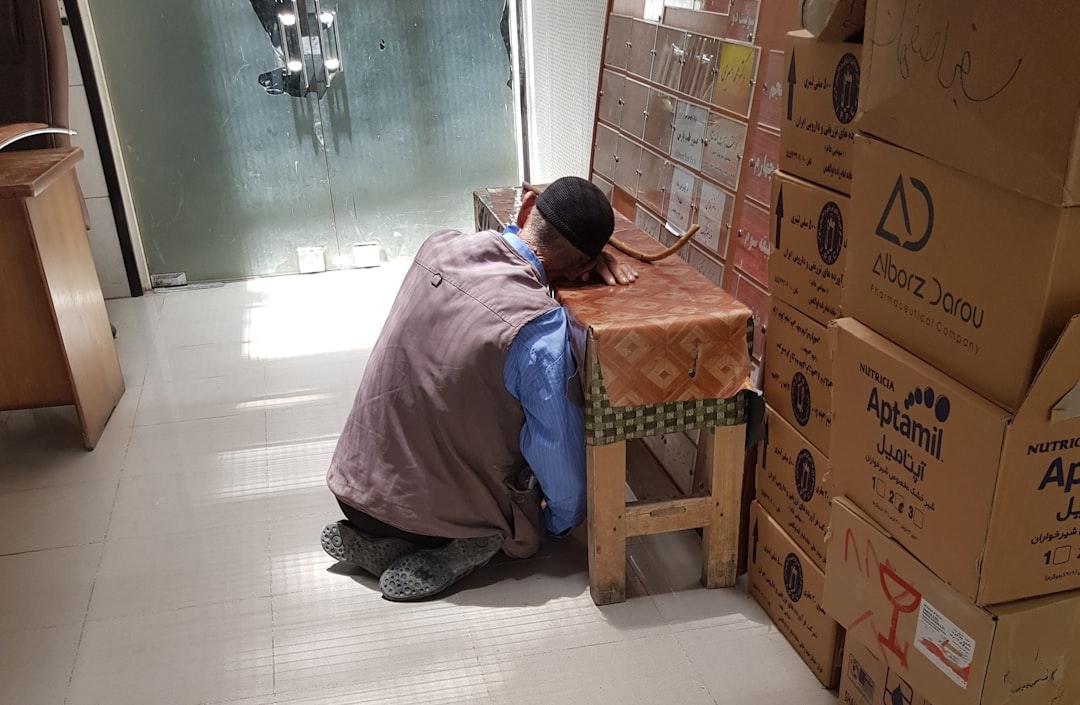 引っ越し準備に追われる部屋のイメージ