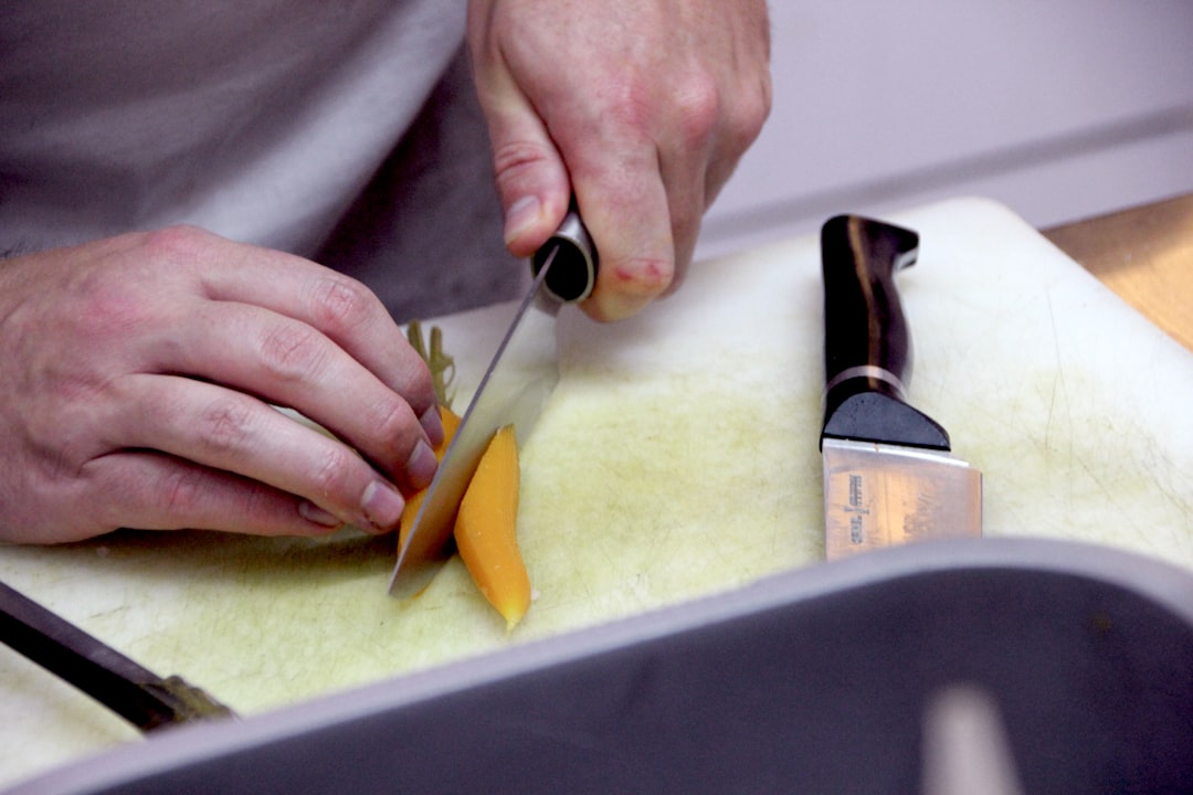 家電を清掃して査定に備えるイメージ