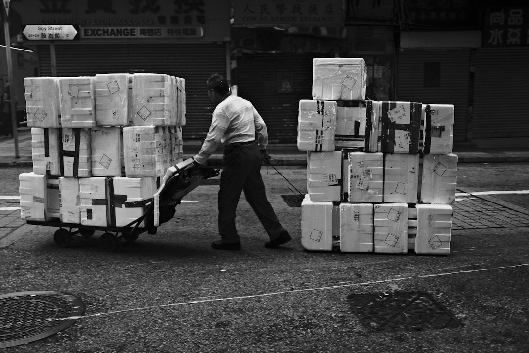 粗大ゴミの搬出準備をする男性